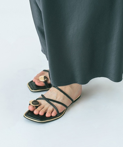 ROSE BUD(ローズバッド)の「strap flat sandal(サンダル・レディース・ブラック/ホワイト・24.0cm/23.0cm/25.0cm)」の4枚目の写真