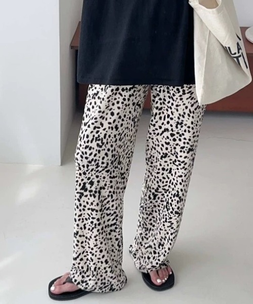 GORGE（ゴージ）の「《美脚×リラックス》レディース ゆるプリーツワイドパンツ ウエストゴム 体型カバー 春夏秋冬（その他パンツ・レディース・アイボリー/ブラック/ホワイト×ブラック/ゼブラ/ブラック×ホワイト/チャコール・M）」の3枚目の写真