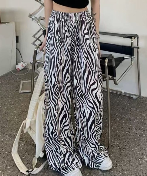 GORGE（ゴージ）の「《美脚×リラックス》レディース ゆるプリーツワイドパンツ ウエストゴム 体型カバー 春夏秋冬（その他パンツ・レディース・アイボリー/ブラック/ホワイト×ブラック/ゼブラ/ブラック×ホワイト/チャコール・M）」の6枚目の写真