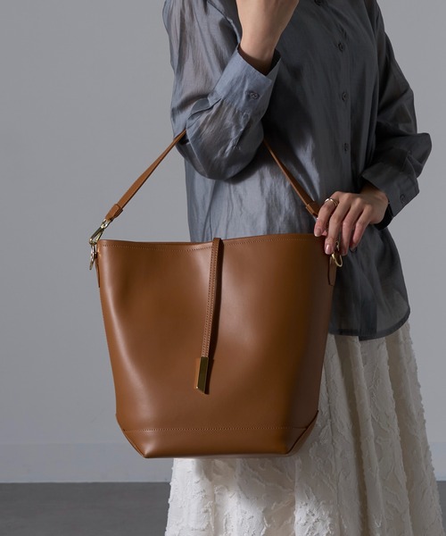 INNUE（イヌエ）の「【INNUE】2way ワンハンドルトートバッグ ショルダーバッグ 本革 D382（ショルダーバッグ・レディース・ブラック/ベージュ/キャメル・FREE）」の3枚目の写真