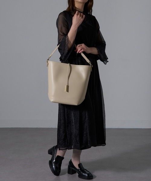 INNUE（イヌエ）の「【INNUE】2way ワンハンドルトートバッグ ショルダーバッグ 本革 D382（ショルダーバッグ・レディース・ブラック/ベージュ/キャメル・FREE）」の21枚目の写真