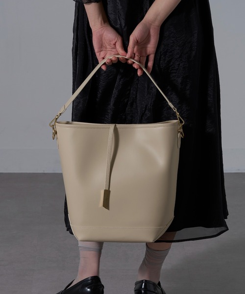 INNUE（イヌエ）の「【INNUE】2way ワンハンドルトートバッグ ショルダーバッグ 本革 D382（ショルダーバッグ・レディース・ブラック/ベージュ/キャメル・FREE）」の18枚目の写真