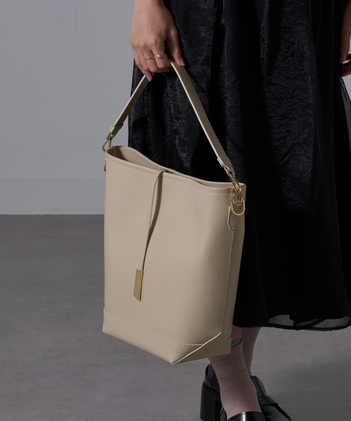 INNUE（イヌエ）の「【INNUE】2way ワンハンドルトートバッグ ショルダーバッグ 本革 D382（ショルダーバッグ・レディース・ブラック/ベージュ/キャメル・FREE）」の17枚目の写真