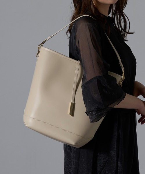 INNUE（イヌエ）の「【INNUE】2way ワンハンドルトートバッグ ショルダーバッグ 本革 D382（ショルダーバッグ・レディース・ブラック/ベージュ/キャメル・FREE）」の15枚目の写真