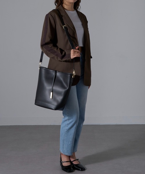 INNUE（イヌエ）の「【INNUE】2way ワンハンドルトートバッグ ショルダーバッグ 本革 D382（ショルダーバッグ・レディース・ブラック/ベージュ/キャメル・FREE）」の11枚目の写真