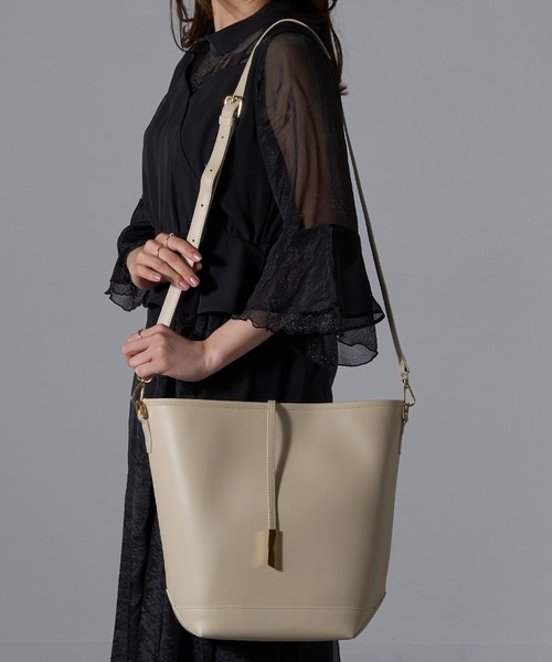 INNUE（イヌエ）の「【INNUE】2way ワンハンドルトートバッグ ショルダーバッグ 本革 D382（ショルダーバッグ・レディース・ブラック/ベージュ/キャメル・FREE）」の4枚目の写真