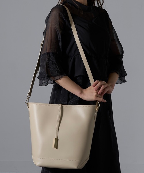 INNUE（イヌエ）の「【INNUE】2way ワンハンドルトートバッグ ショルダーバッグ 本革 D382（ショルダーバッグ・レディース・ブラック/ベージュ/キャメル・FREE）」の8枚目の写真