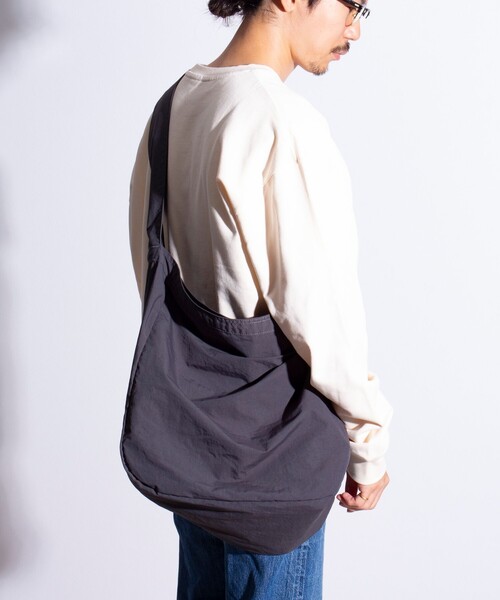 UNIVERSAL OVERALL(ユニバーサルオーバーオール)の「【UNIVERSAL OVERALL】ウィンクルナイロン ニュースペーパーバッグ ショルダー 30L(ショルダーバッグ・メンズ・グレー/オリーブ/キナリ/ブラック/チャコールグレー・FREE)」の10枚目の写真