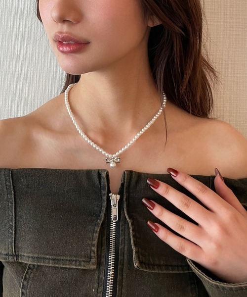 FOREVER 21（フォーエバー トゥエンティーワン）の「パール風リボンネックレス（ネックレス・レディース・シルバー・FREE）」の2枚目の写真