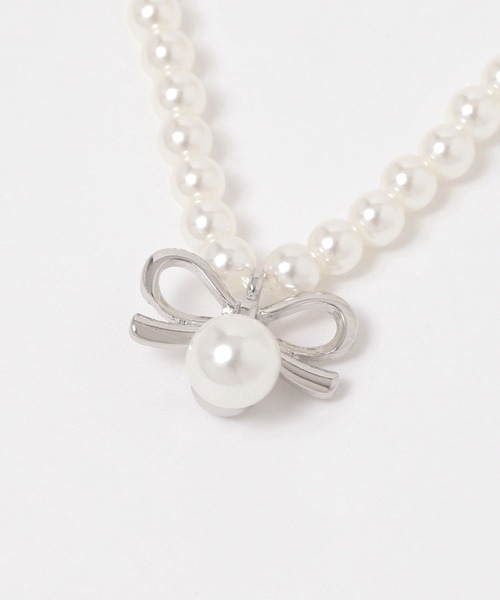 FOREVER 21（フォーエバー トゥエンティーワン）の「パール風リボンネックレス（ネックレス・レディース・シルバー・FREE）」の4枚目の写真