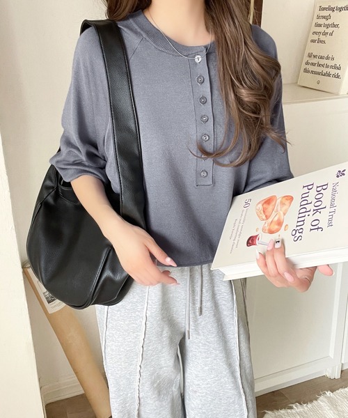 classicalelf(クラシカルエルフ)の「色で遊ぶ、大人の余裕ニット。前後2wayヘンリーネックラグランスリーブニット(長袖)(ニット/セーター・レディース・ブラック/グレイッシュベージュ/アイボリー/ダークグレー/ブルー・LARGE/MEDIUM/SMALL/X-LARGE)」の6枚目の写真