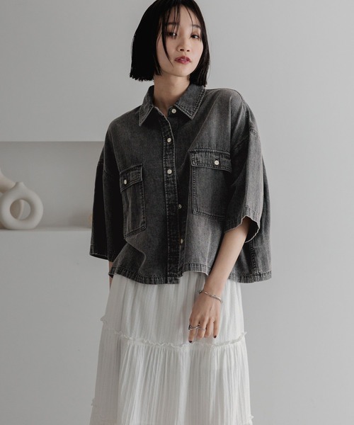 LOWRYS FARM(ローリーズファーム)の「デニムショートシャツSS 490262(シャツ/ブラウス・レディース・チャコールグレー/ブルー・FREE)」の13枚目の写真