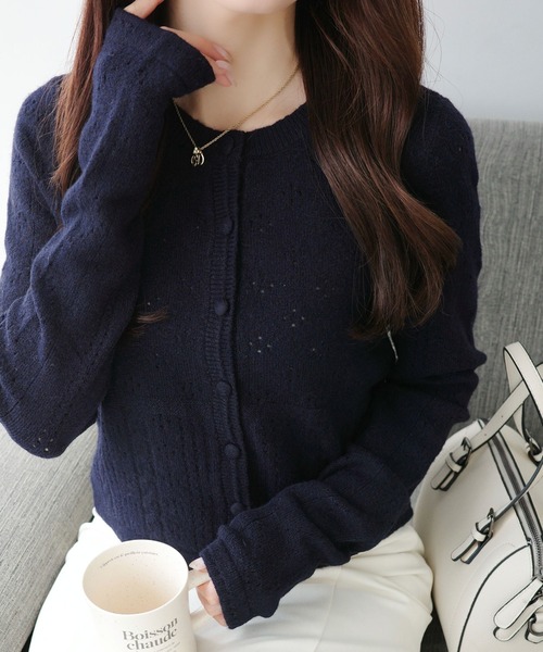 mily bilet(ミウィビレット)の「【mily bilet】編地でこっそり、女の子っぽ。アイレット柄くるみボタンニットカーディガン(カーディガン/ボレロ・レディース・チャコールグレー/アイボリー/ネイビー/レッド・MEDIUM/LARGE/X-LARGE/SMALL)」の3枚目の写真