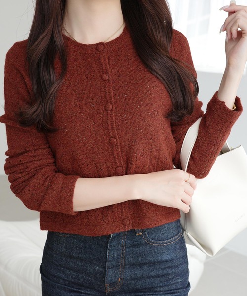 mily bilet(ミウィビレット)の「【mily bilet】編地でこっそり、女の子っぽ。アイレット柄くるみボタンニットカーディガン(カーディガン/ボレロ・レディース・チャコールグレー/アイボリー/ネイビー/レッド・MEDIUM/LARGE/X-LARGE/SMALL)」の4枚目の写真