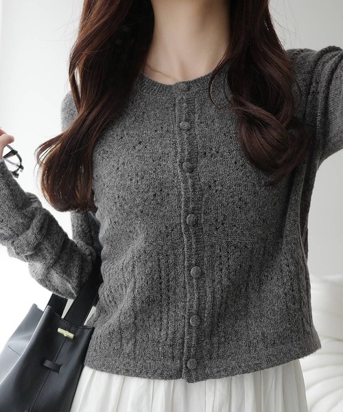 mily bilet(ミウィビレット)の「【mily bilet】編地でこっそり、女の子っぽ。アイレット柄くるみボタンニットカーディガン(カーディガン/ボレロ・レディース・チャコールグレー/アイボリー/ネイビー/レッド・MEDIUM/LARGE/X-LARGE/SMALL)」の2枚目の写真