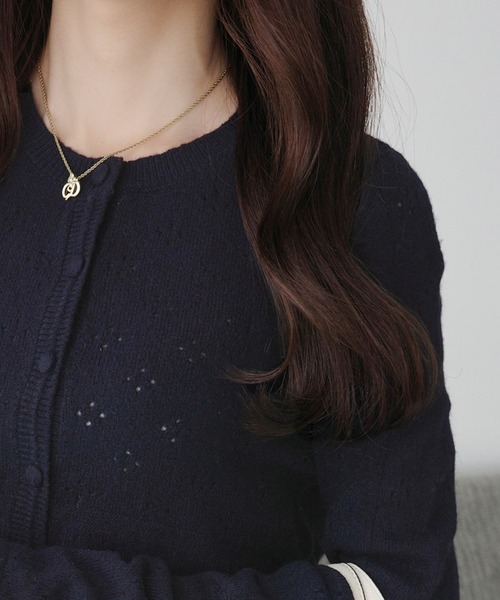mily bilet(ミウィビレット)の「【mily bilet】季節の変わり目に便利♪アイレット柄くるみボタンニットカーディガン(カーディガン/ボレロ・レディース・チャコールグレー/アイボリー/ネイビー/レッド・MEDIUM/LARGE/X-LARGE/SMALL)」の22枚目の写真
