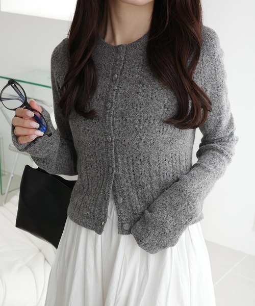 mily bilet(ミウィビレット)の「【mily bilet】編地でこっそり、女の子っぽ。アイレット柄くるみボタンニットカーディガン(カーディガン/ボレロ・レディース・チャコールグレー/アイボリー/ネイビー/レッド・MEDIUM/LARGE/X-LARGE/SMALL)」の15枚目の写真