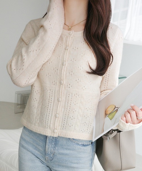 mily bilet(ミウィビレット)の「【mily bilet】編地でこっそり、女の子っぽ。アイレット柄くるみボタンニットカーディガン(カーディガン/ボレロ・レディース・チャコールグレー/アイボリー/ネイビー/レッド・MEDIUM/LARGE/X-LARGE/SMALL)」の7枚目の写真