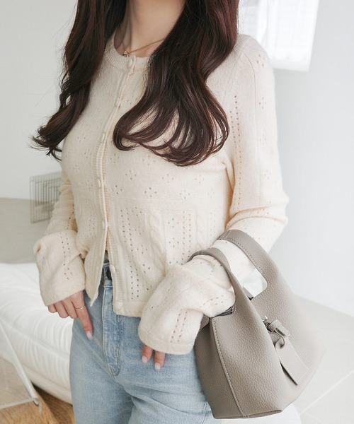 mily bilet(ミウィビレット)の「【mily bilet】編地でこっそり、女の子っぽ。アイレット柄くるみボタンニットカーディガン(カーディガン/ボレロ・レディース・チャコールグレー/アイボリー/ネイビー/レッド・MEDIUM/LARGE/X-LARGE/SMALL)」の8枚目の写真