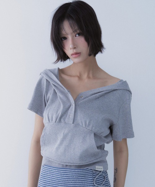 SETSETSET(セットセットセット)の「A'GEM/9 × .kom 『SETSETSET/セットセットセット』 SUMMER THREE BUTTON HOODIE/Vネックオフショル風パーカー(その他トップス・レディース・グレー/ブラック・FREE)」の3枚目の写真