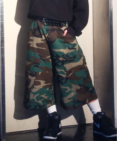 SPINNS(スピンズ)の「カモフラ柄ジョーツ/ロングハーフパンツ(その他パンツ・メンズ・カーキ・M)」の1枚目の写真