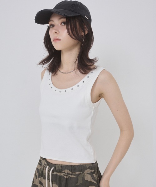 ENVYM（アンビー）の「スタッズポイントタンクトップ（タンクトップ・レディース・ホワイト/ブラック/オレンジ・FREE）」の2枚目の写真