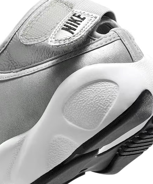 NIKE(ナイキ)の「【NIKE meets emmi】W AIR RIFT(スニーカー・レディース・シルバー・26/25/24/23/22)」の10枚目の写真