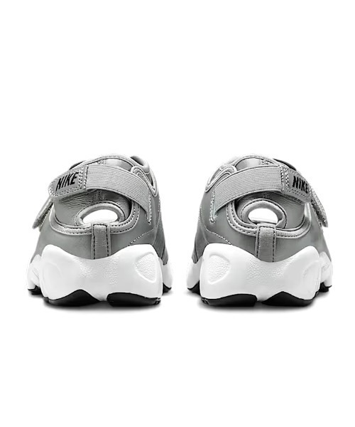 NIKE(ナイキ)の「【NIKE meets emmi】W AIR RIFT(スニーカー・レディース・シルバー・26/25/24/23/22)」の4枚目の写真