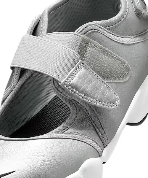 NIKE(ナイキ)の「【NIKE meets emmi】W AIR RIFT(スニーカー・レディース・シルバー・26/25/24/23/22)」の5枚目の写真