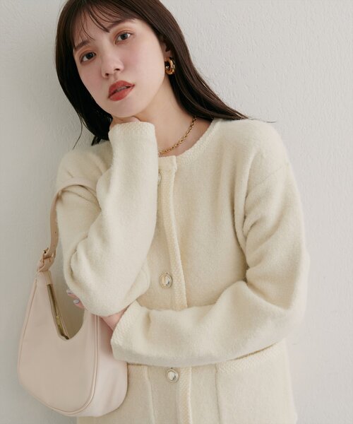 natural couture（ナチュラルクチュール）の「【WEB限定】ふわもっちりニットジャケット（ノーカラージャケット・レディース・オフホワイト/チャコールグレー/ベージュ/ネイビー・FREE）」の5枚目の写真