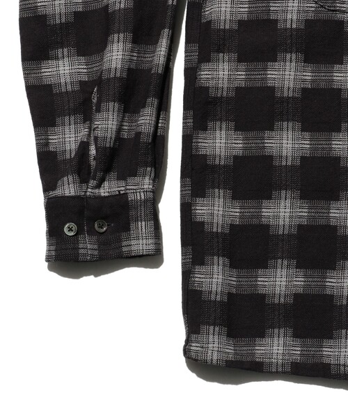 BEAMS PLUS（ビームスプラス）の「ブラッシュド サテン チェック オープンカラー シャツ（シャツ/ブラウス・メンズ・ブラック/レッド・S/M/L/XL）」の3枚目の写真