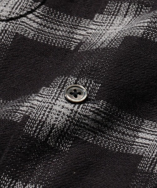 BEAMS PLUS（ビームスプラス）の「ブラッシュド サテン チェック オープンカラー シャツ（シャツ/ブラウス・メンズ・ブラック/レッド・S/M/L/XL）」の9枚目の写真