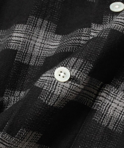 BEAMS PLUS（ビームスプラス）の「ブラッシュド サテン チェック オープンカラー シャツ（シャツ/ブラウス・メンズ・ブラック/レッド・S/M/L/XL）」の6枚目の写真