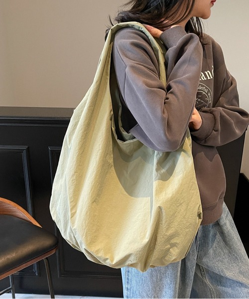 lit.Cy(リットシー)の「ソフトナイロン スリングトートバッグ(トートバッグ・レディース・ブラック/ブラウン/イエロー/ベージュ/カーキ・FREE)」の4枚目の写真