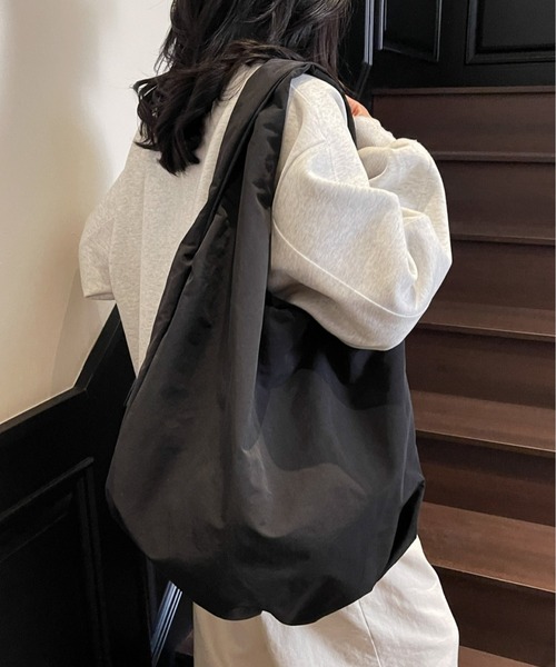 lit.Cy(リットシー)の「ソフトナイロン スリングトートバッグ(トートバッグ・レディース・ブラック/ブラウン/イエロー/ベージュ/カーキ・FREE)」の2枚目の写真