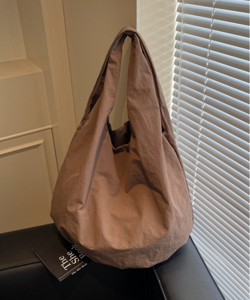 lit.Cy(リットシー)の「ソフトナイロン スリングトートバッグ(トートバッグ・レディース・ブラック/ブラウン/イエロー/ベージュ/カーキ・FREE)」の10枚目の写真