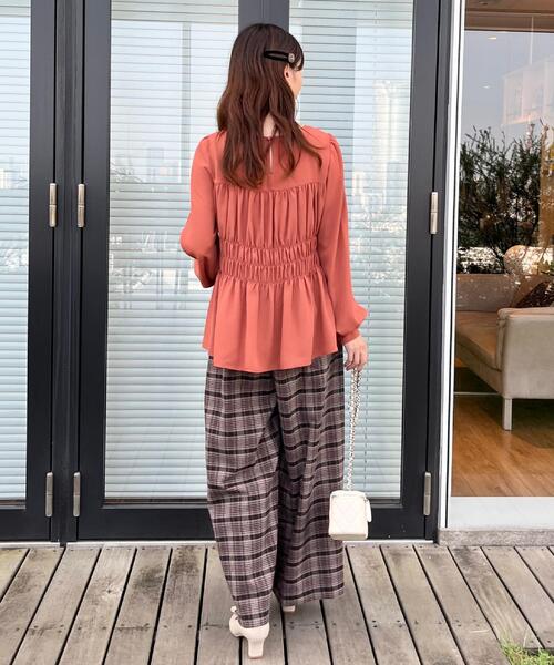 couture brooch（クチュールブローチ）の「【マシンウォッシャブル・きれいめ・通勤】シャーリングチュニックブラウス（シャツ/ブラウス・レディース・レンガ/ブラック/ナチュラル・36/38/40/42）」の16枚目の写真