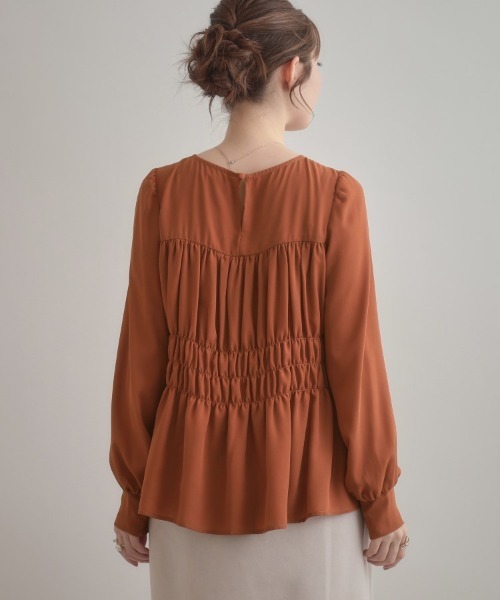 couture brooch（クチュールブローチ）の「【マシンウォッシャブル・きれいめ・通勤】シャーリングチュニックブラウス（シャツ/ブラウス・レディース・レンガ/ブラック/ナチュラル・36/38/40/42）」の4枚目の写真
