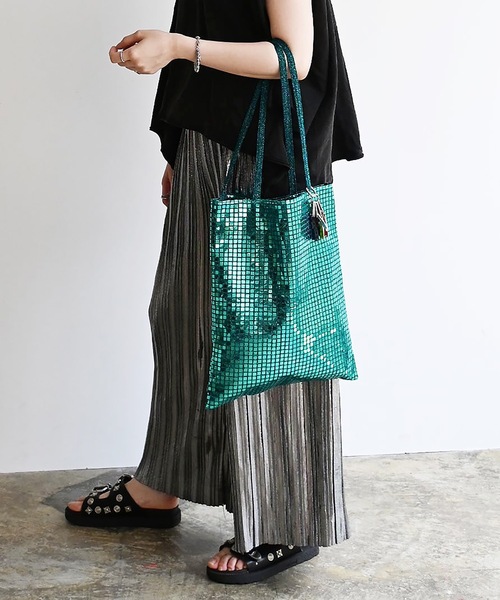 COMMON WARE（コモンウェアー）の「EM:cheek チーク disc tote/ディスコ トート（ショルダーバッグ・レディース・ブルー/シルバー/ゴールド/グリーン/ブラック・FREE）」の3枚目の写真