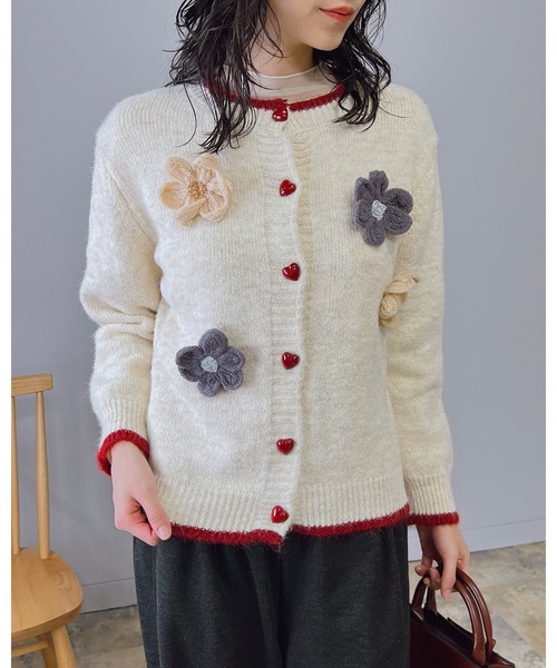 Doumoi(ドゥモエ)の「フラワーモチーフ ハートボタン ニット カーディガン(カーディガン/ボレロ・レディース・グレー/アイボリー・FREE)」の10枚目の写真