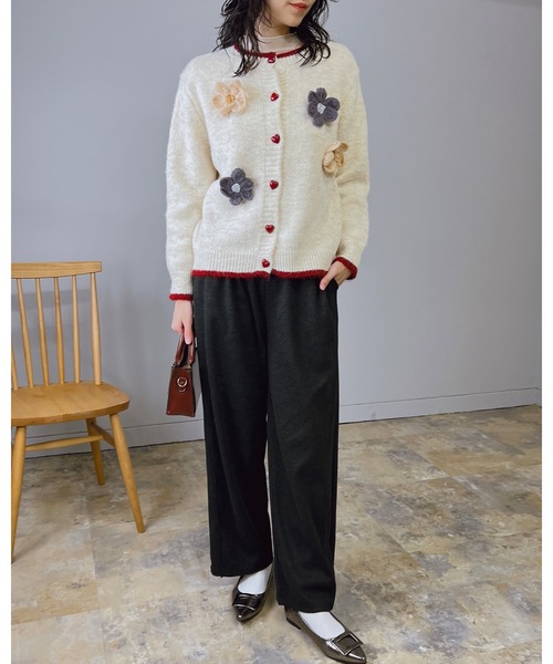 Doumoi(ドゥモエ)の「フラワーモチーフ ハートボタン ニット カーディガン(カーディガン/ボレロ・レディース・グレー/アイボリー・FREE)」の3枚目の写真