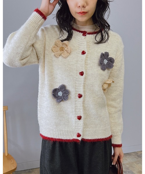 Doumoi(ドゥモエ)の「フラワーモチーフ ハートボタン ニット カーディガン(カーディガン/ボレロ・レディース・グレー/アイボリー・FREE)」の11枚目の写真