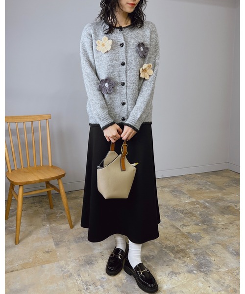 Doumoi(ドゥモエ)の「フラワーモチーフ ハートボタン ニット カーディガン(カーディガン/ボレロ・レディース・グレー/アイボリー・FREE)」の19枚目の写真