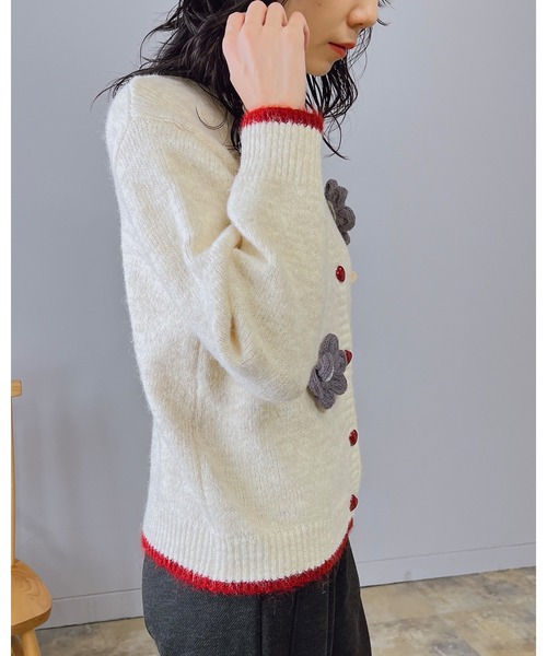 Doumoi(ドゥモエ)の「フラワーモチーフ ハートボタン ニット カーディガン(カーディガン/ボレロ・レディース・グレー/アイボリー・FREE)」の14枚目の写真