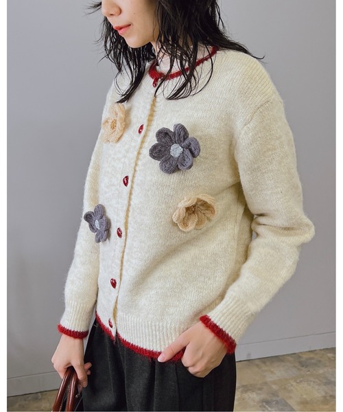 Doumoi(ドゥモエ)の「フラワーモチーフ ハートボタン ニット カーディガン(カーディガン/ボレロ・レディース・グレー/アイボリー・FREE)」の12枚目の写真