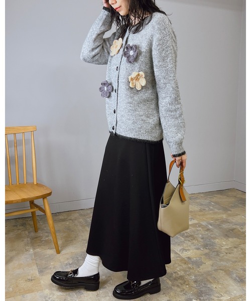 Doumoi(ドゥモエ)の「フラワーモチーフ ハートボタン ニット カーディガン(カーディガン/ボレロ・レディース・グレー/アイボリー・FREE)」の21枚目の写真
