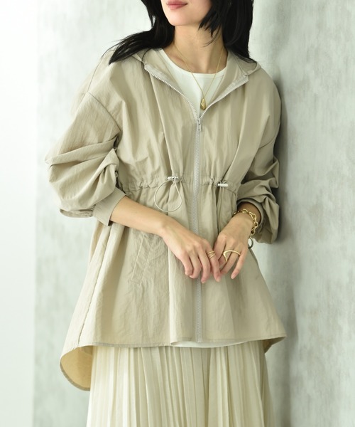 INTERPLANET（インタープラネット）の「【撥水加工】フード付ウエストドロストマンパー（マウンテンパーカー・レディース・ブラック/ライトベージュ・FREE）」の2枚目の写真