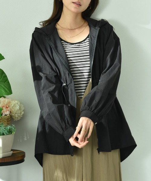 INTERPLANET（インタープラネット）の「【撥水加工】フード付ウエストドロストマンパー（マウンテンパーカー・レディース・ブラック/ライトベージュ・FREE）」の15枚目の写真