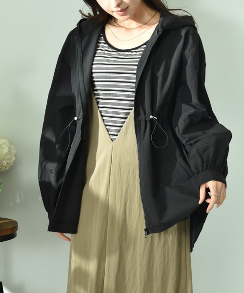 INTERPLANET（インタープラネット）の「【撥水加工】フード付ウエストドロストマンパー（マウンテンパーカー・レディース・ブラック/ライトベージュ・FREE）」の16枚目の写真