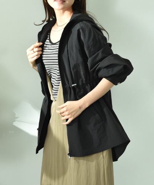 INTERPLANET（インタープラネット）の「【撥水加工】フード付ウエストドロストマンパー（マウンテンパーカー・レディース・ブラック/ライトベージュ・FREE）」の17枚目の写真